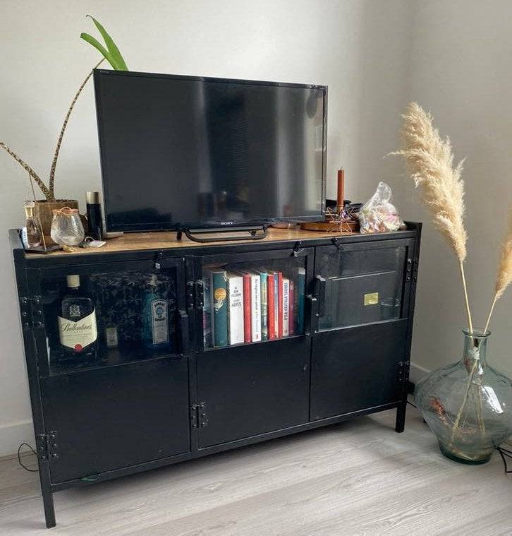 Industriële Zwarte Dressoir/TV-meubel met Glazen Deuren, Ophalen, Gebruikt, 150 tot 200 cm, Metaal