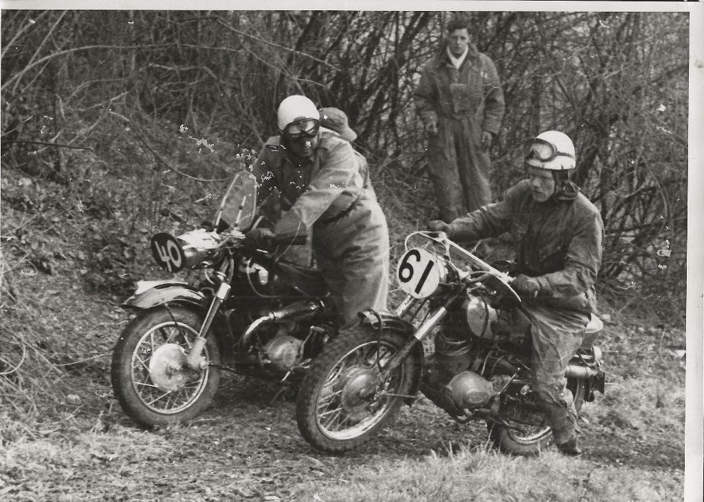 Motorraces Ton Witberg op nr 61 Foto Motordienst 1956, Ophalen of Verzenden, 1940 tot 1960, Ongelopen, Gelderland