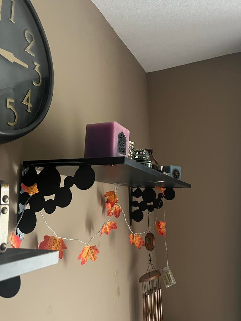 Zwarte houten plank met decoratieve beugels, Ophalen of Verzenden, Gebruikt