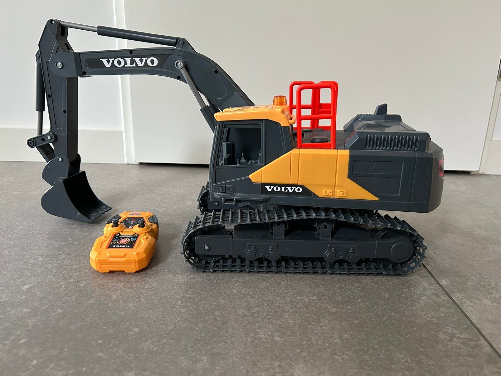 Dickie Toys - RC Volvo bestuurbare graafmachine, Ophalen of Verzenden, Zo goed als nieuw, Afstandsbediening