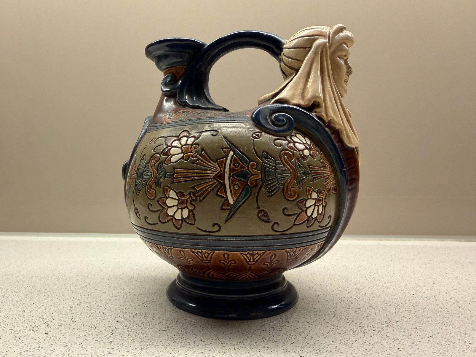 Gerbing & Stephan Majolica Ewer 1880 – Egyptian Revival, Ophalen of Verzenden