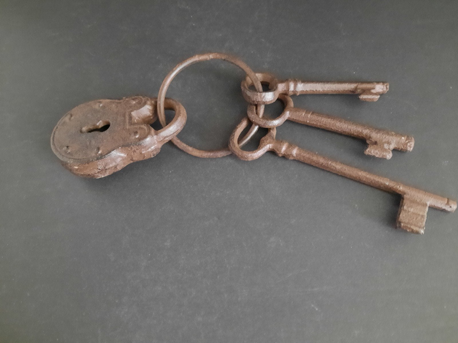 Decoratief gietijzeren ovaal slot met sleutels - Nieuw, Onbekend, Nieuw, Ophalen of Verzenden, Onbekend