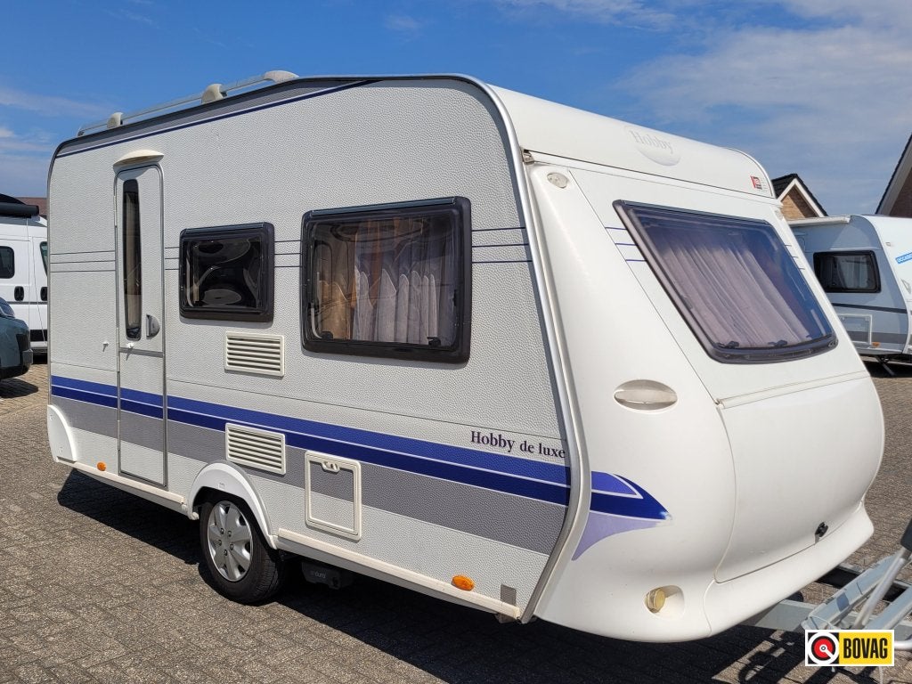 Hobby De luxe Easy 400 KB STAPELBED/VOORTENT/MOVER, Caravans en Kamperen, Standaardzit, Bedrijf, 750 - 1000 kg, Overige typen