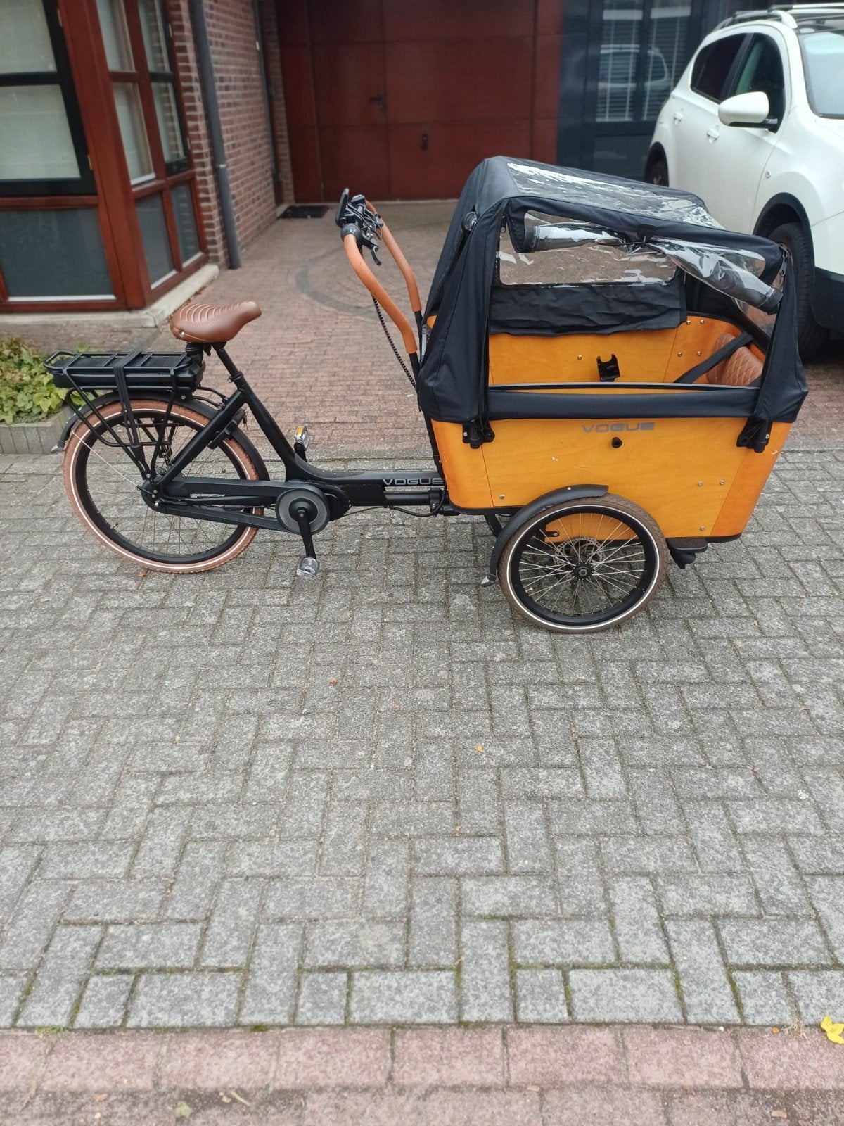VOGUE E-Bakfiets met Maxi-Cosi drager en regenhuif, Overige merken, 4 kinderen of meer, Ophalen of Verzenden, Zo goed als nieuw