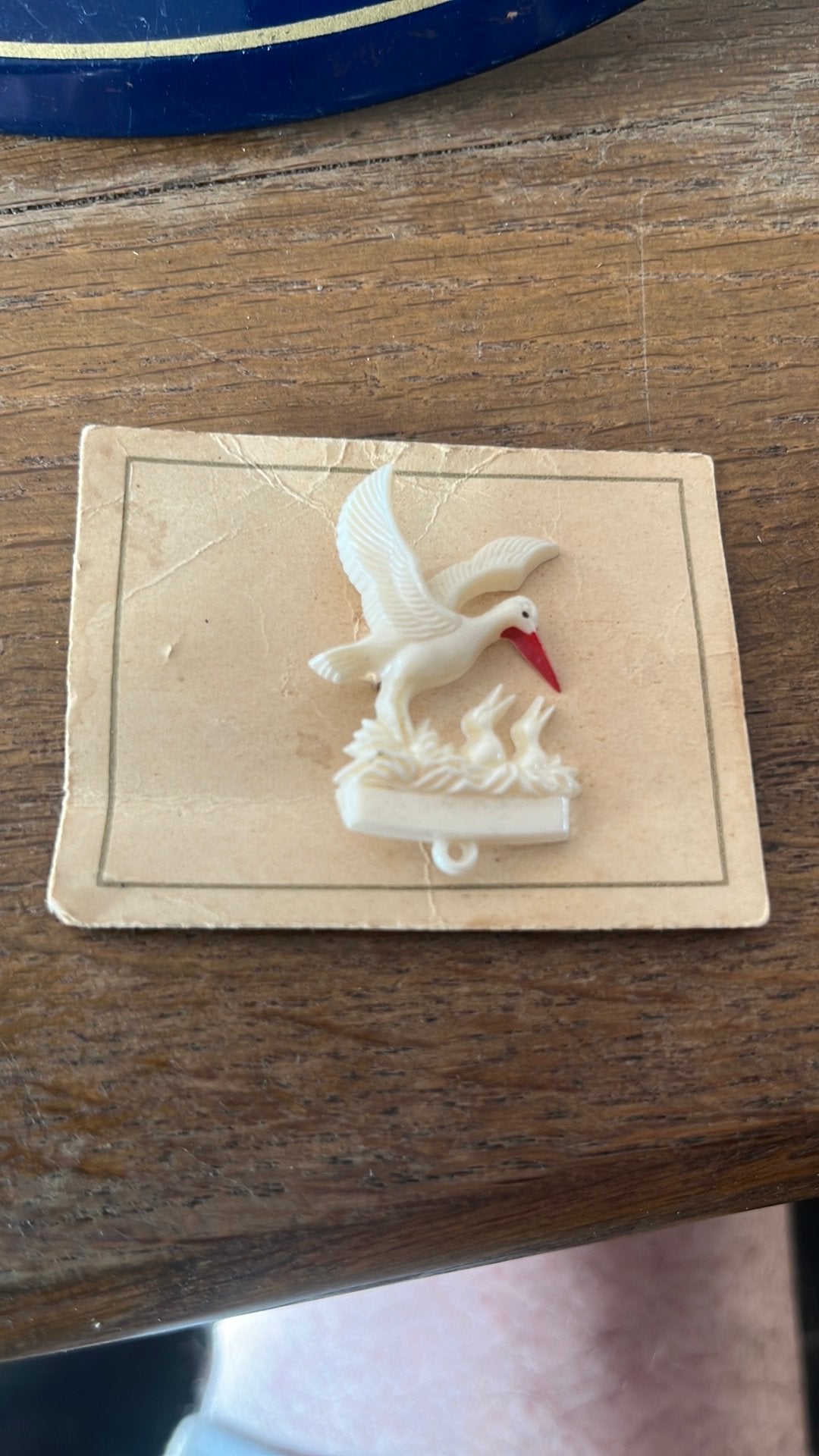 Plastic achtig Ooievaar speldje uit de jaren 40/50 op kaart, Ophalen of Verzenden