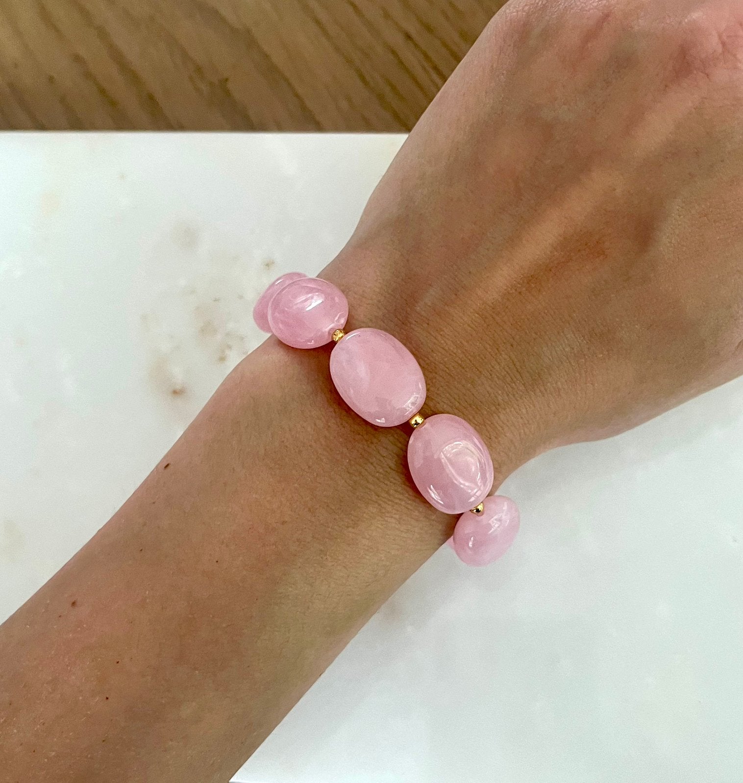 Leuke roze armband met goud, Sieraden, Tassen en Uiterlijk, Armbanden, Ophalen of Verzenden, Nieuw, Roze, Met bedels of kralen