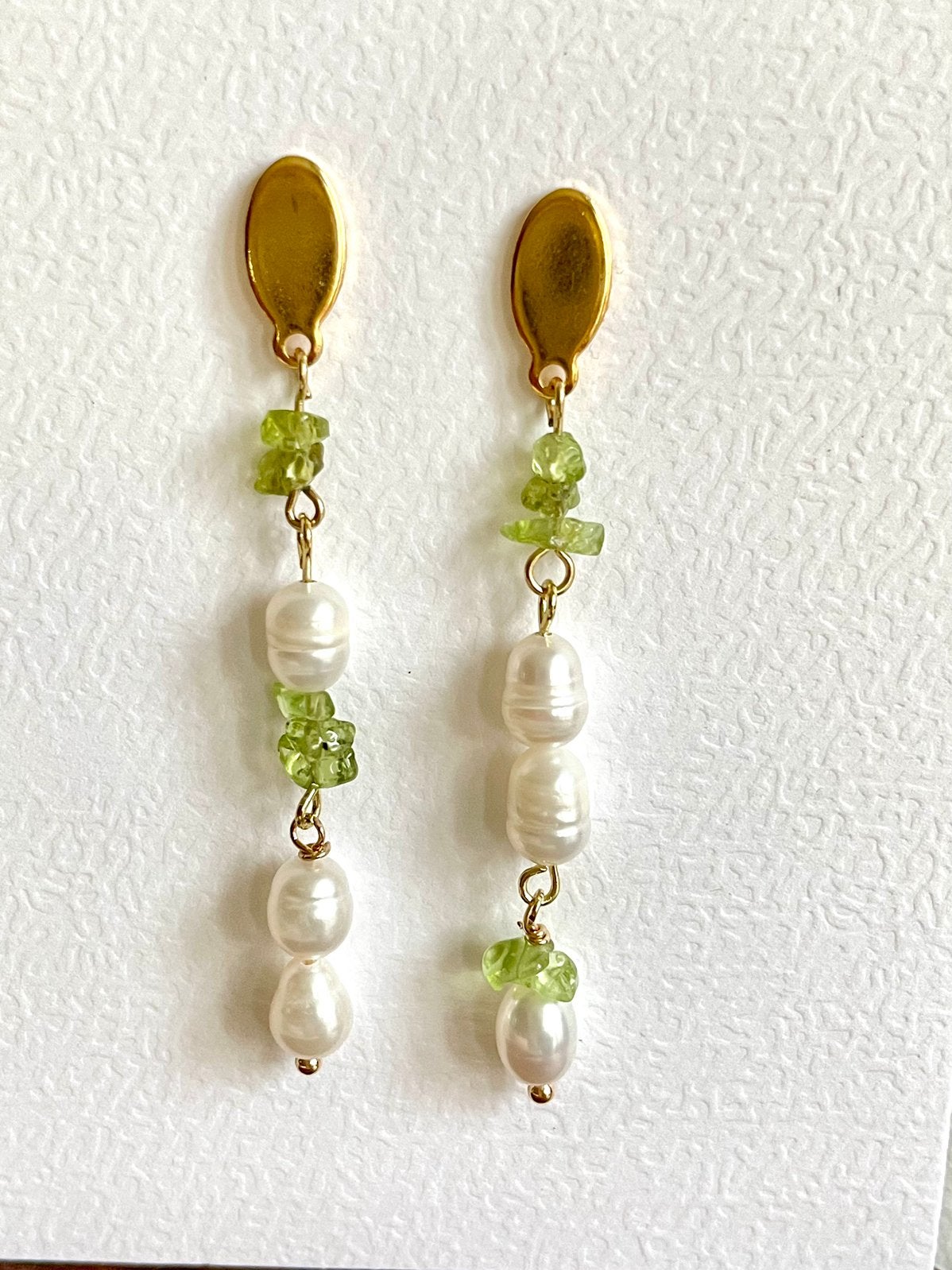 Peridot met parel oorbellen/ stekers, Nieuw, Ophalen of Verzenden, Met edelsteen, Groen