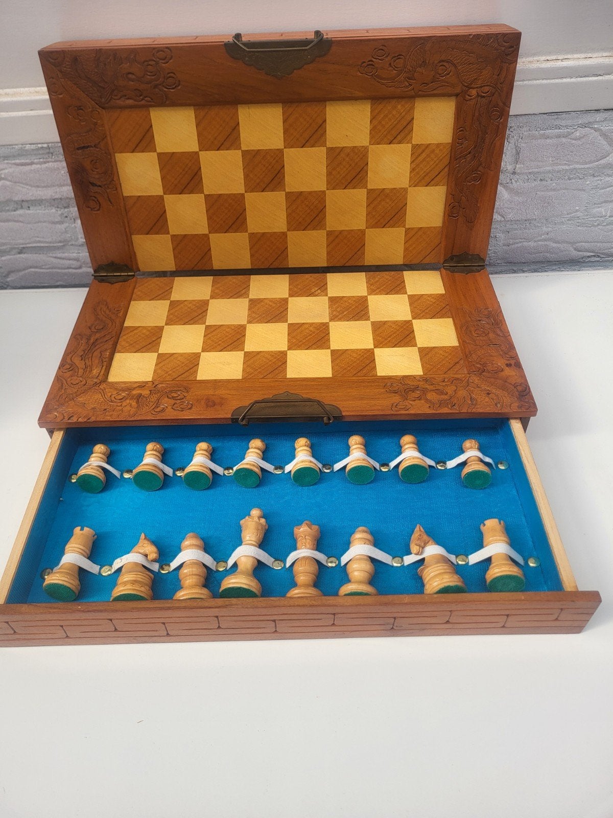 Handgesneden houten schaakspel met opbergvak, Een of twee spelers, Ophalen of Verzenden, Zo goed als nieuw, Reisspel