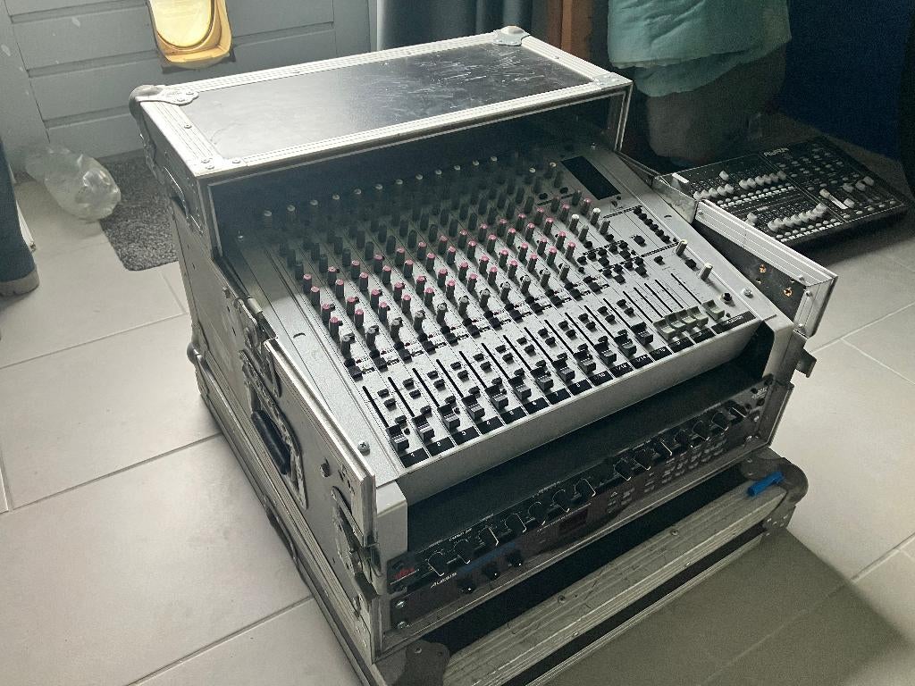 Analoge mixer Behringer MX2642A met effecten in flightcase, Muziek en Instrumenten, Mengpanelen, Ophalen, Zo goed als nieuw, 10 tot 20 kanalen