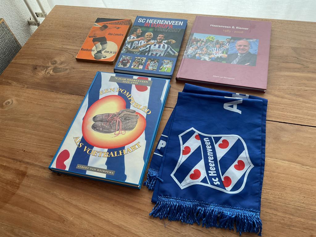 SC Heerenveen Boeken & Sjaal Collectie, Ophalen of Verzenden, Zo goed als nieuw