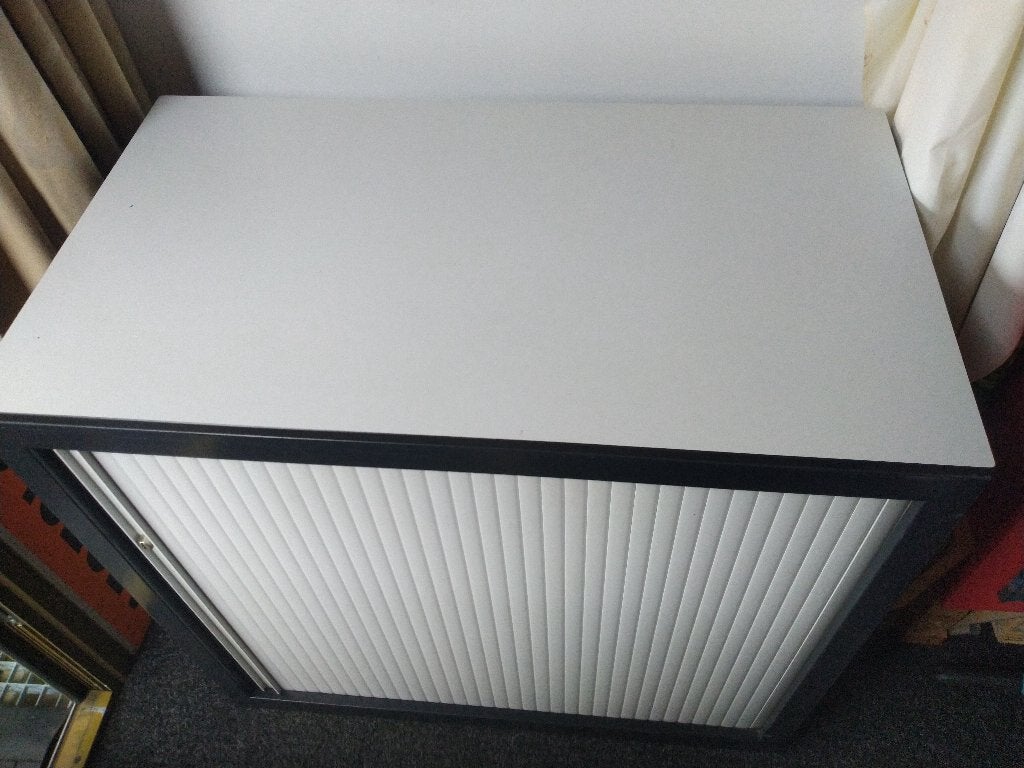 Net roldeur kastje met 1 legplank met bijpassende sleutel, Ophalen, 50 tot 100 cm, Zo goed als nieuw, Minder dan 100 cm