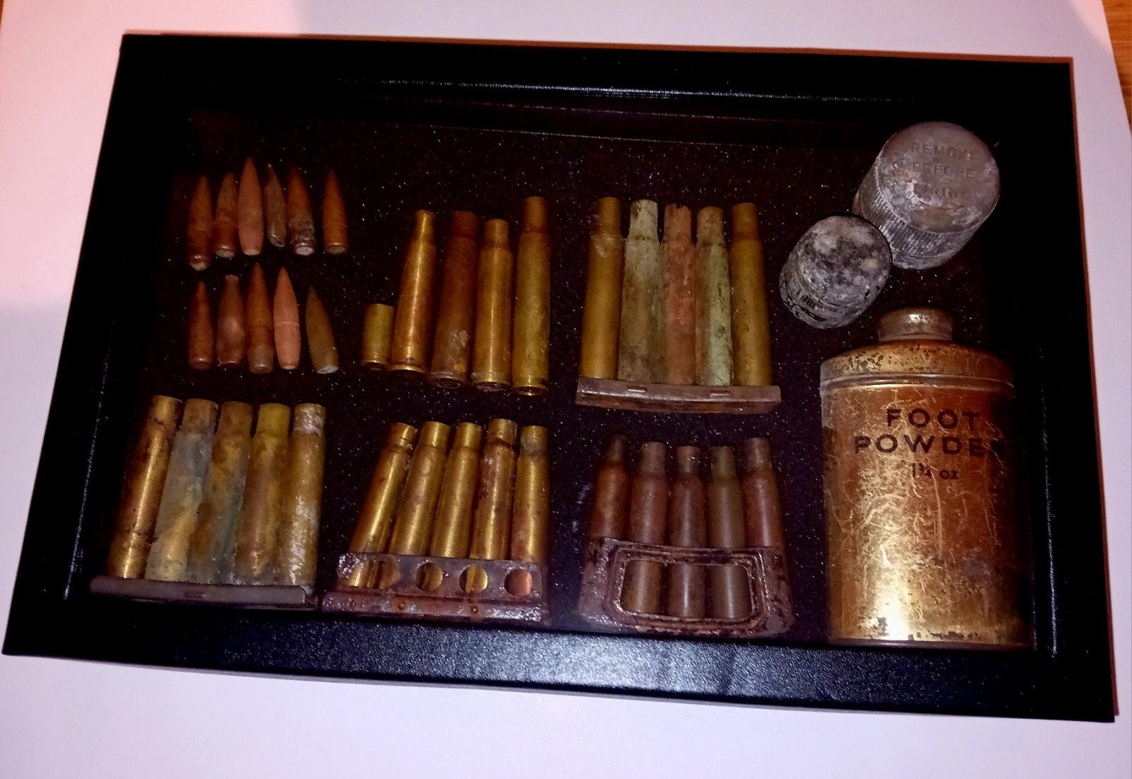 WO2 Bodemvondsten Display - Hembrug M95, K98 & Foot Powder, Ophalen of Verzenden, Landmacht, Duitsland, Hulzen of Bodemvondsten