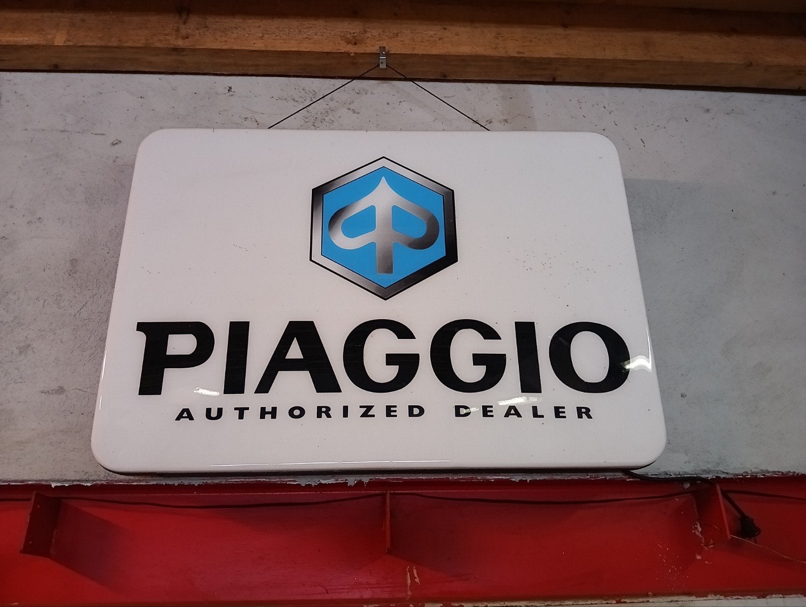 Piaggio reclamebord verlicht, Ophalen, Gebruikt, Reclamebord