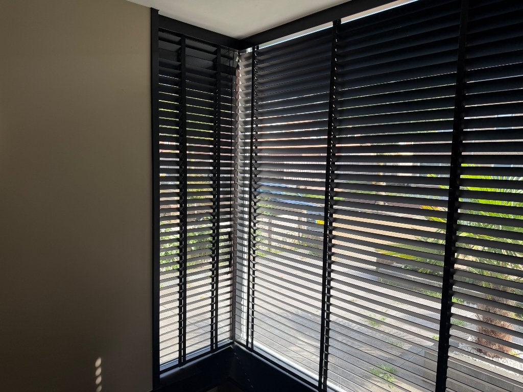 Foto 6 van 7x zwarte Houten jaloezieën te koop verschillende  maten.