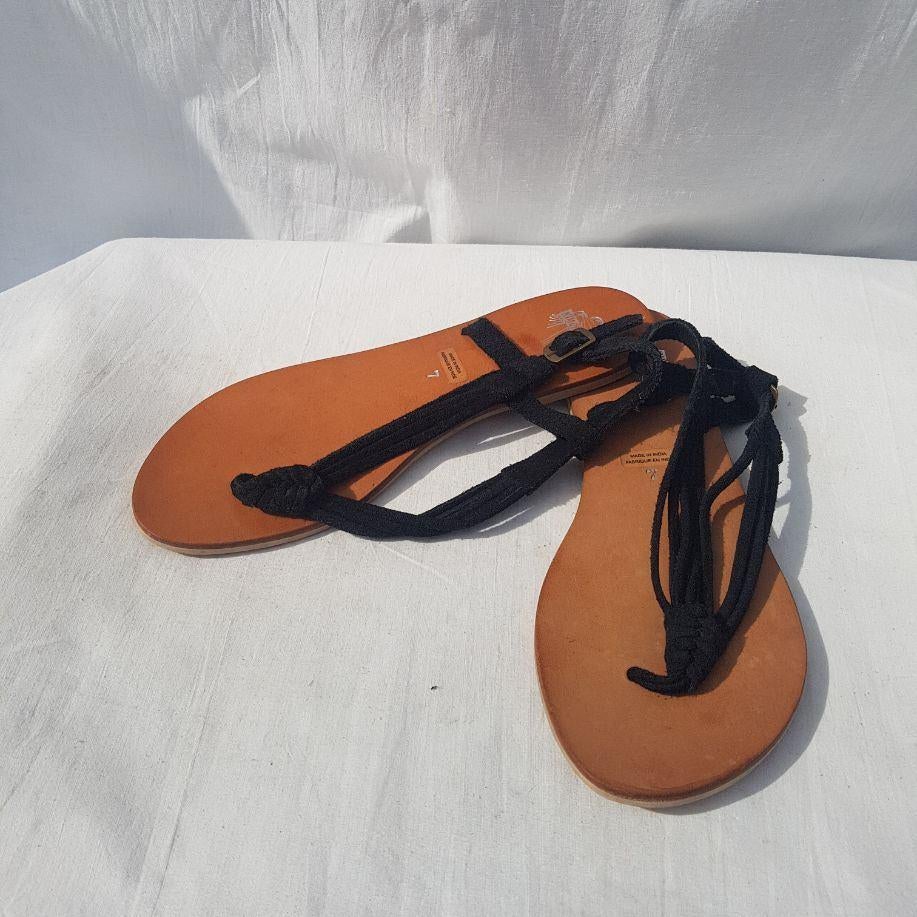 Leuke slippers , leren riempjes. Mt 7 (39) merk kimchi blue, Slippers, ., Zwart, Ophalen of Verzenden