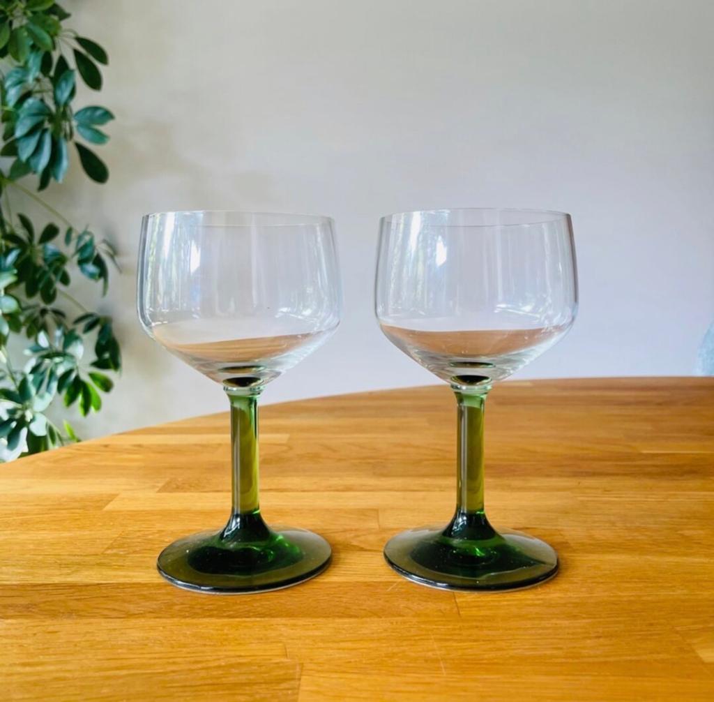 Vintage Moezel wijnglazen met groene voet (set van 2), Verzamelen, Glas en Borrelglaasjes, Gebruikt, Overige typen, Ophalen of Verzenden