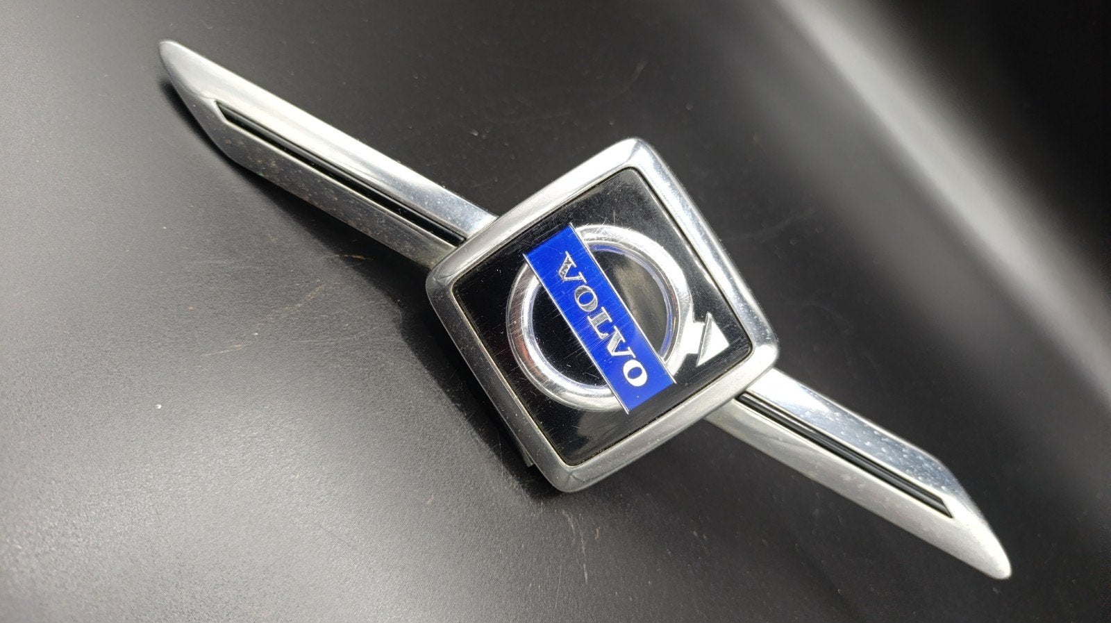 vintage Volvo radiator embleem, metaal, Verzamelen, Speldjes, Pins en Buttons, Ophalen of Verzenden, Zo goed als nieuw, Transport