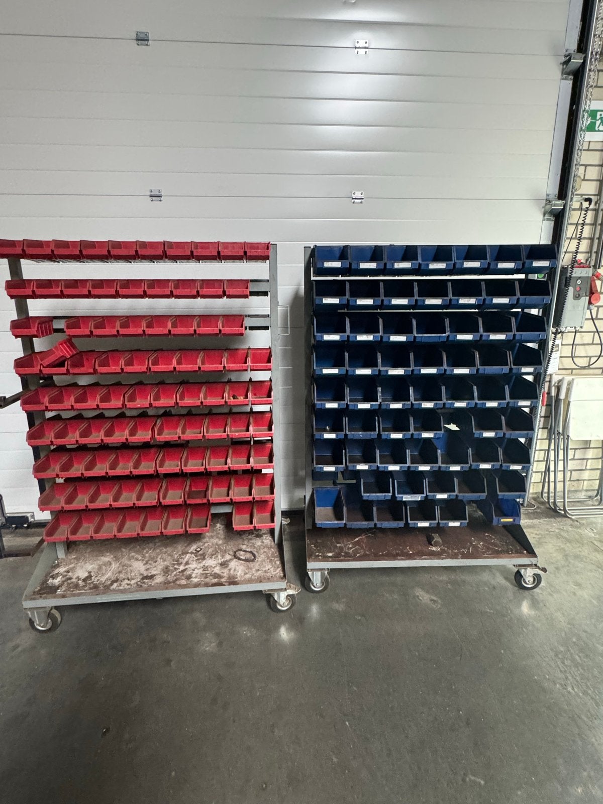 2x Magazijnstellingen met bakken op wielen, Ophalen