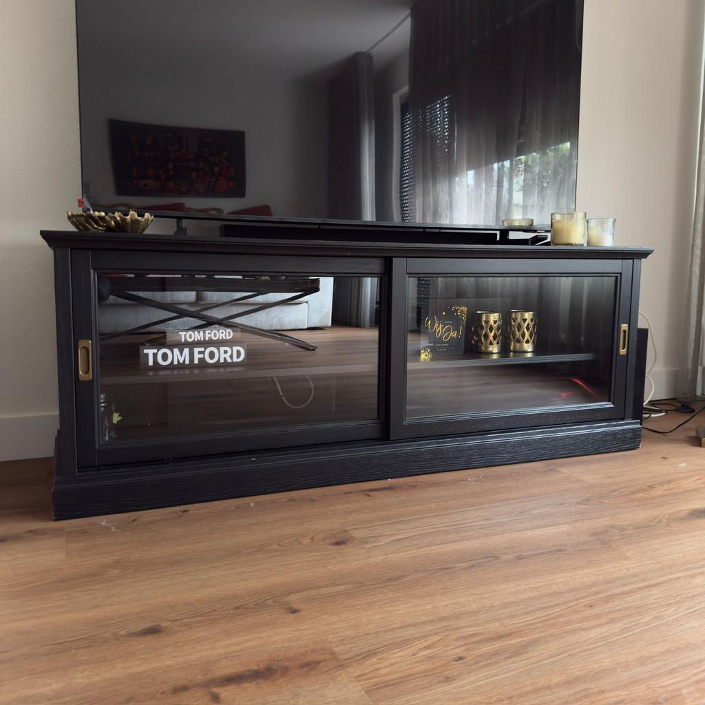 TV-meubel / TV-kast zwart hout met glazen schuifdeuren, Ophalen, 150 tot 200 cm, Eric Kuster, Zo goed als nieuw