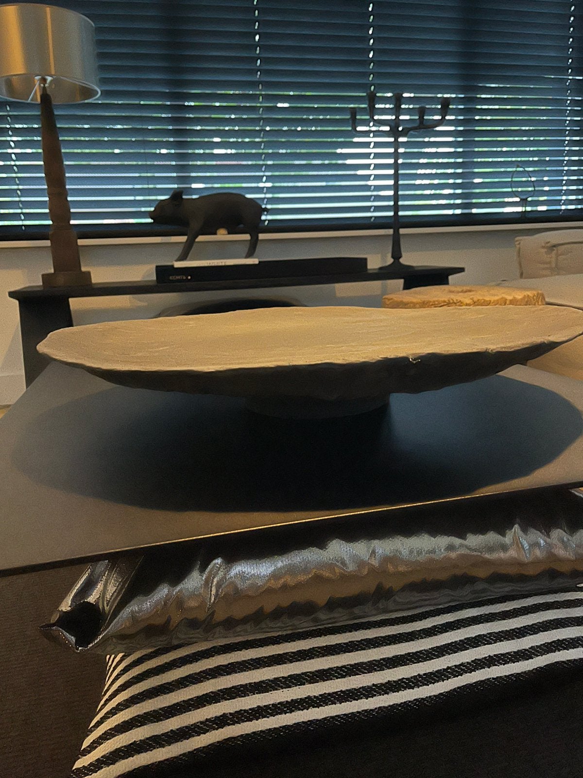 Grote papier-maché schaal op voet - Ø 65 cm, Huis en Inrichting, Overige materialen, Schaal, Rond, Ophalen of Verzenden