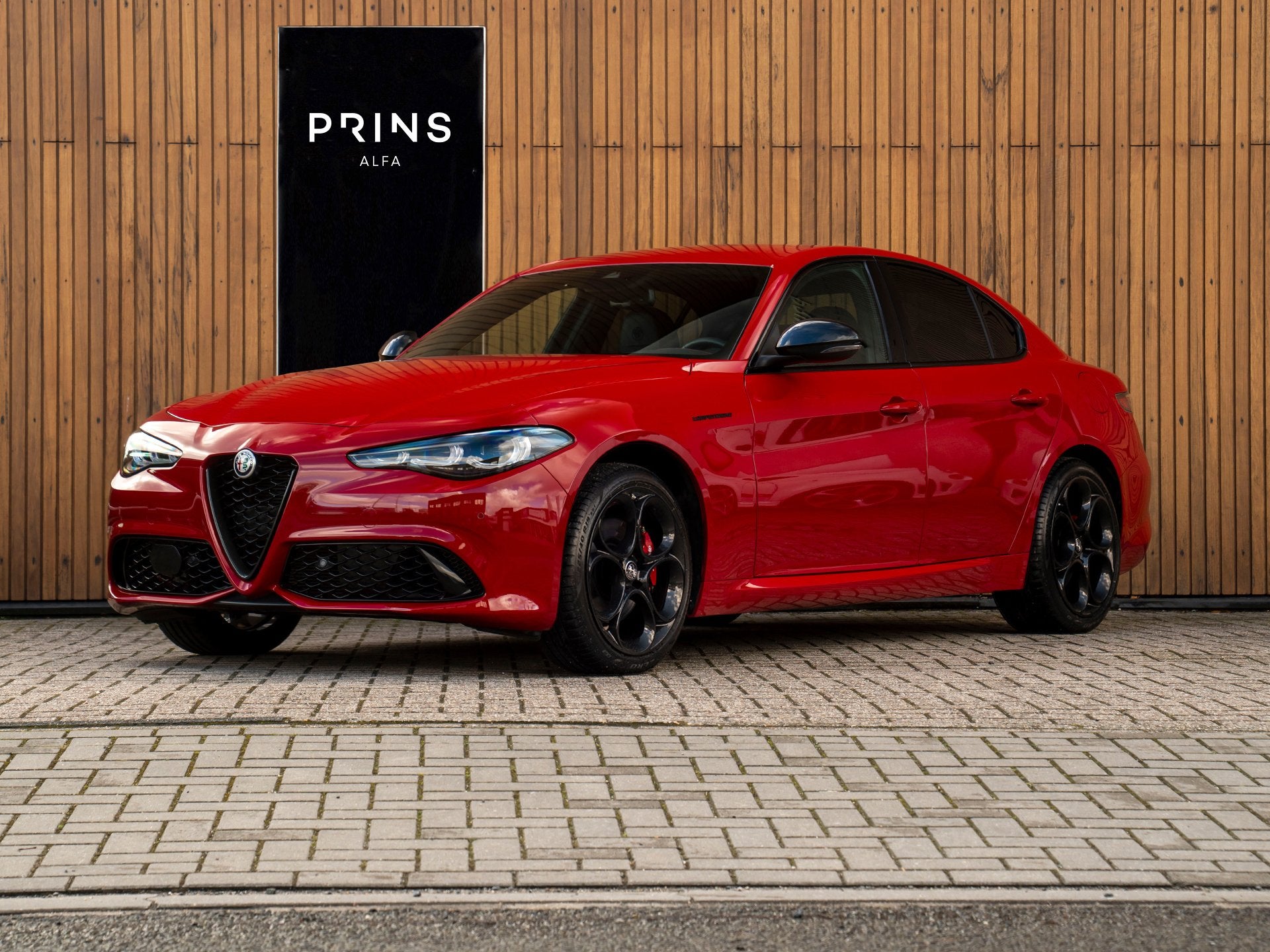 Alfa Romeo Giulia 2.0 T GME AWD Competizione (bj 2023), Auto's, Alfa Romeo, Dealer onderhouden, Zwart, 4 cilinders, Bedrijf