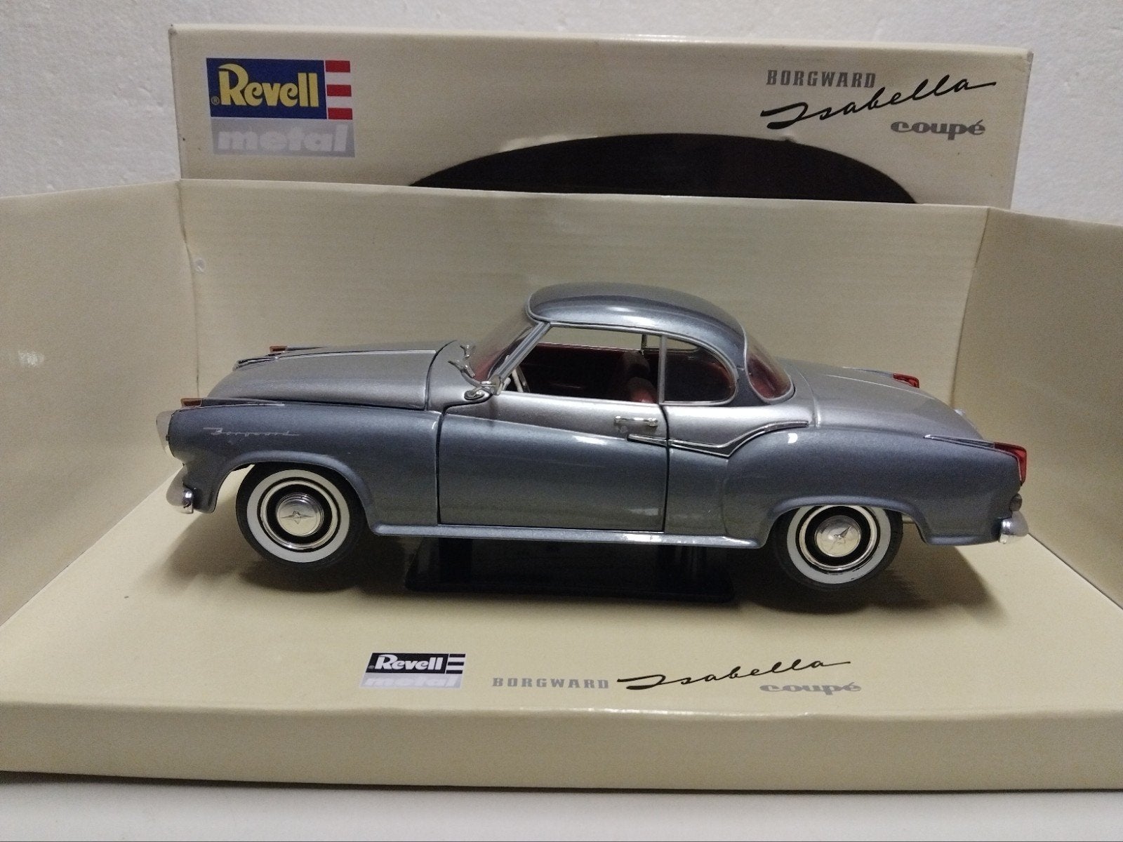 Borgward Isabella Coupe twotone grey Revell metal 1:18 KRD, Hobby en Vrije tijd, Modelauto's | 1:18, Zo goed als nieuw, Auto, Revell