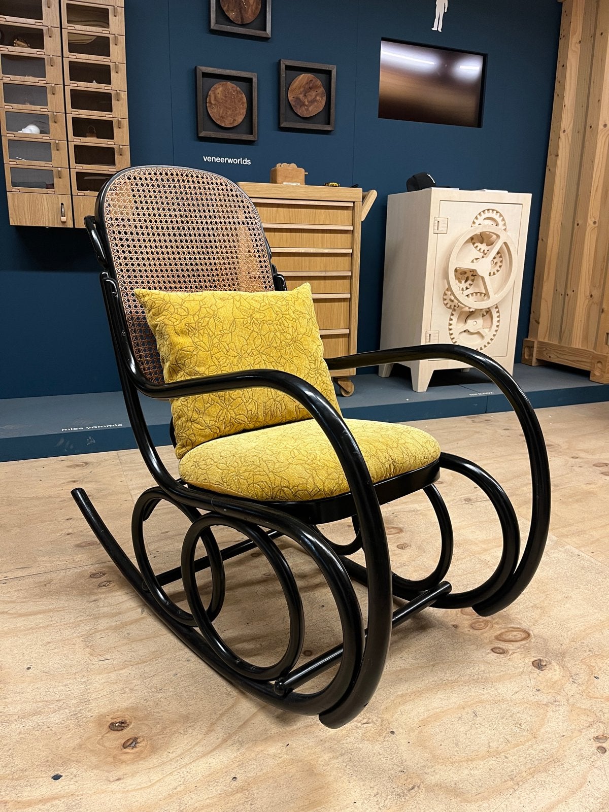 Ligna Thonet Schommelstoel met Rotan en Geel Kussen, Ophalen