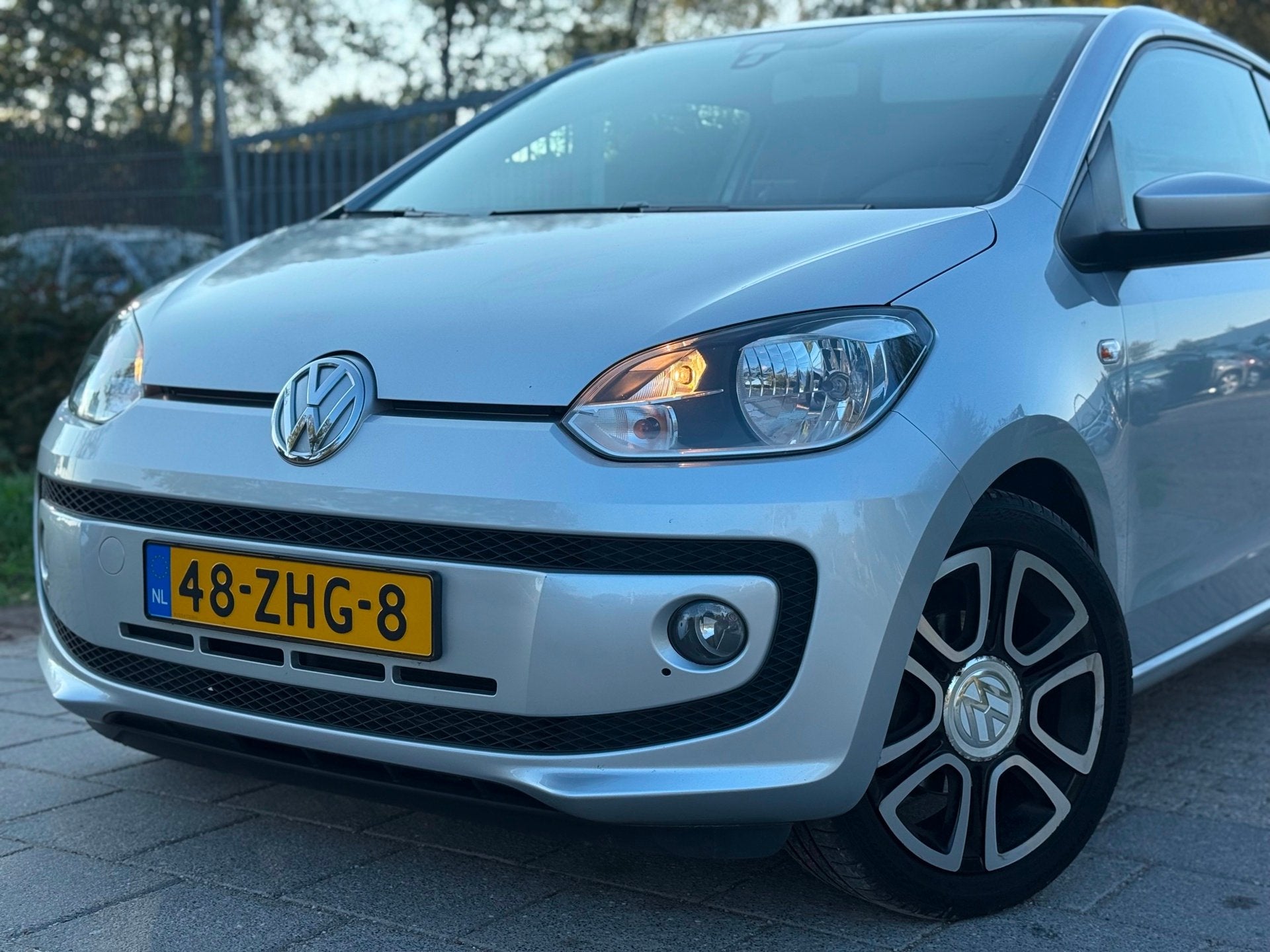 Volkswagen Up! 1.0 high up! BlueMotion AIRCO ELEKPAKKET NAVI, Auto's, Voorwielaandrijving, Euro 5, Verwarmde buitenspiegels, Gebruikt