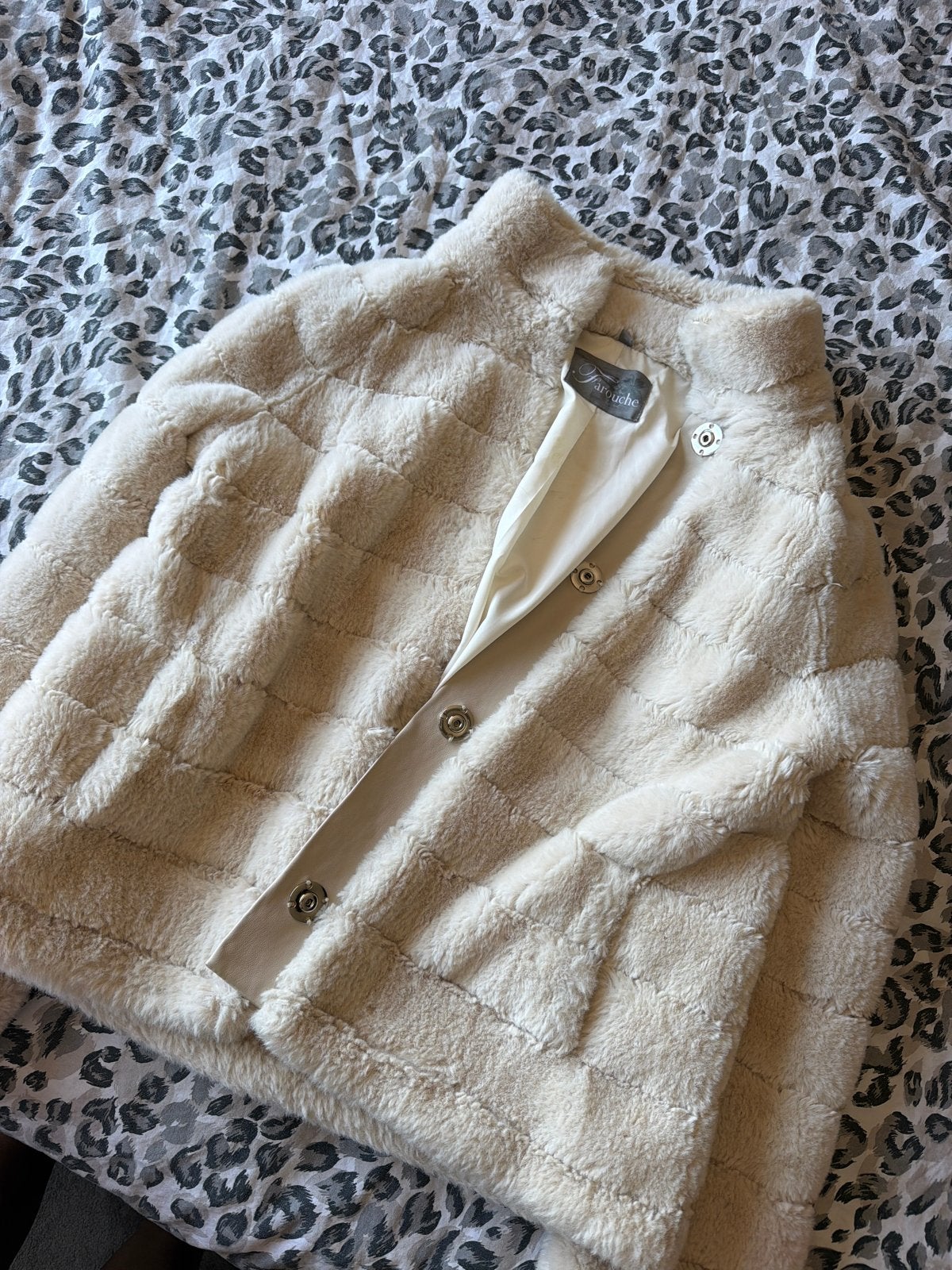Crèmekleurige faux fur jas van Farouche, Ophalen of Verzenden, Zo goed als nieuw, Maat 36 (S), Beige