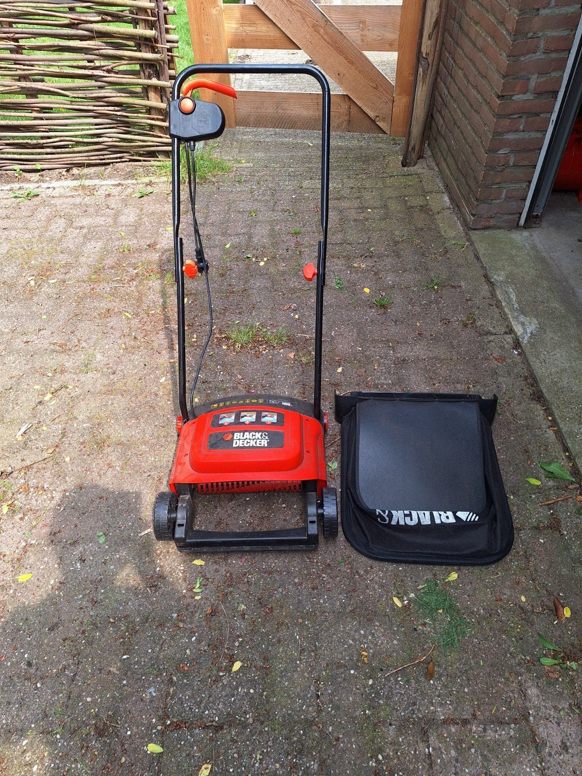 Black & decker verticuteermachine met opvangbak, Ophalen, Gebruikt, Elektrisch, Black & Decker