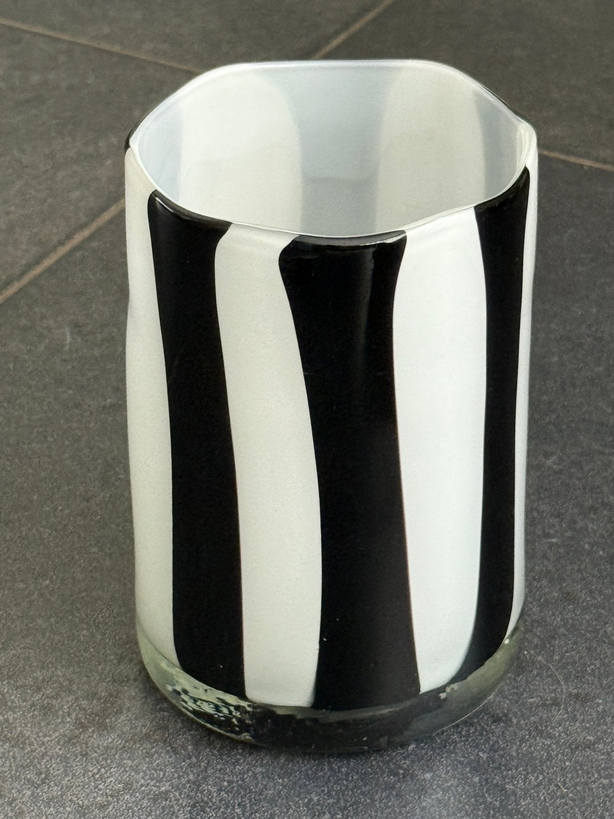 Zwart Wit gestreepte glazen vaas, hoogte 18cm diam. 11,5cm, Ophalen, Zo goed als nieuw, Zwart