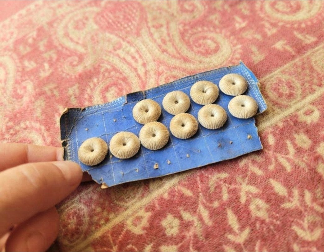 Oud knopenkaartje ~, Ophalen of Verzenden