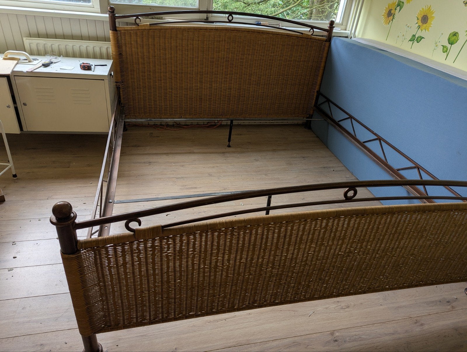 Sfeervol rotan/ijzeren tweepersoonsbed 180x200cm, Huis en Inrichting, Slaapkamer | Bedden, Ophalen