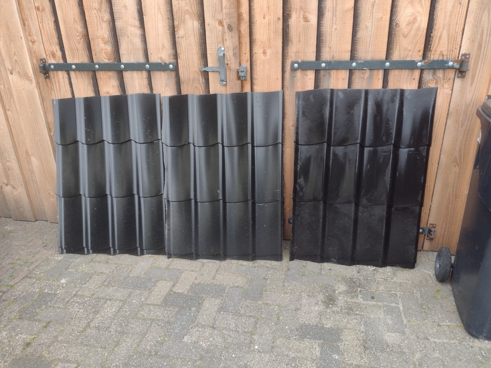 3 zwarte dakpanplaten, Tuin en Terras, Ophalen, IJzer