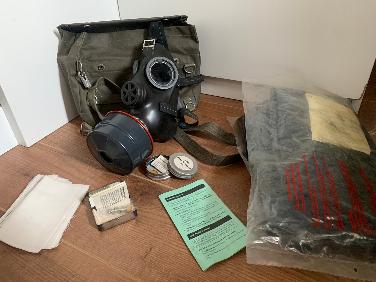 Zwitserse Leger SM74 Gasmasker, Verzamelen, Ophalen of Verzenden, Landmacht, Nederland