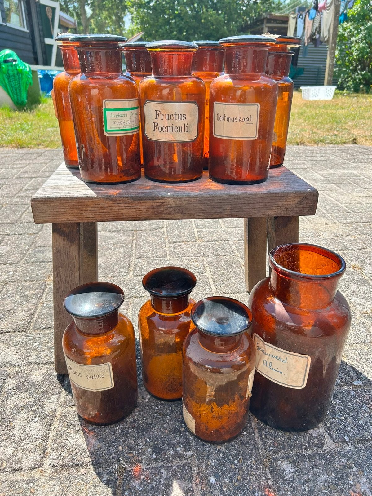 Antiek apothekersglaswerk uit oude drogisterij, Ophalen