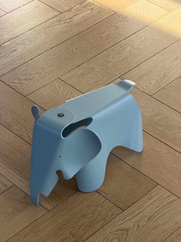 Originele Vitra Eames Elephant (Small) in lichtblauw., Ophalen