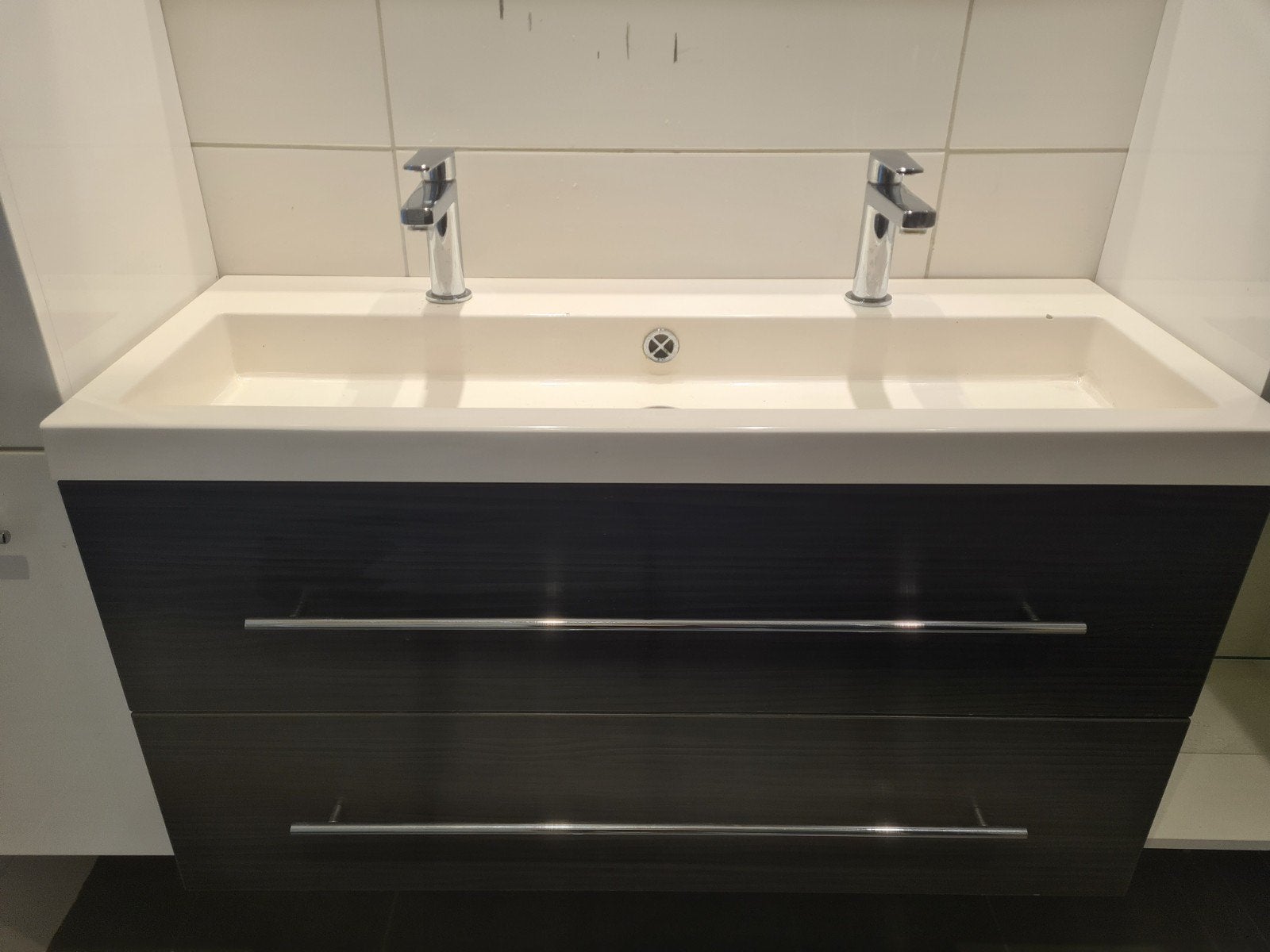 Badkamermeubel met dubbele wastafel en 2 hoge kolomkasten, Huis en Inrichting, Badkamer | Badkamermeubels, Gebruikt, Wastafelkast