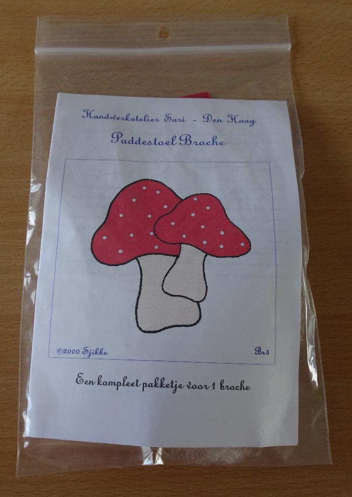 Viltpakketje paddestoelbroche Atelier Sari, Ophalen of Verzenden, Nieuw, Boek of Patroon, Wolvilt