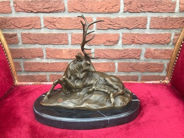 RUSTEND EDELHERT, levensecht bronzen beeld, Ophalen of Verzenden, Brons