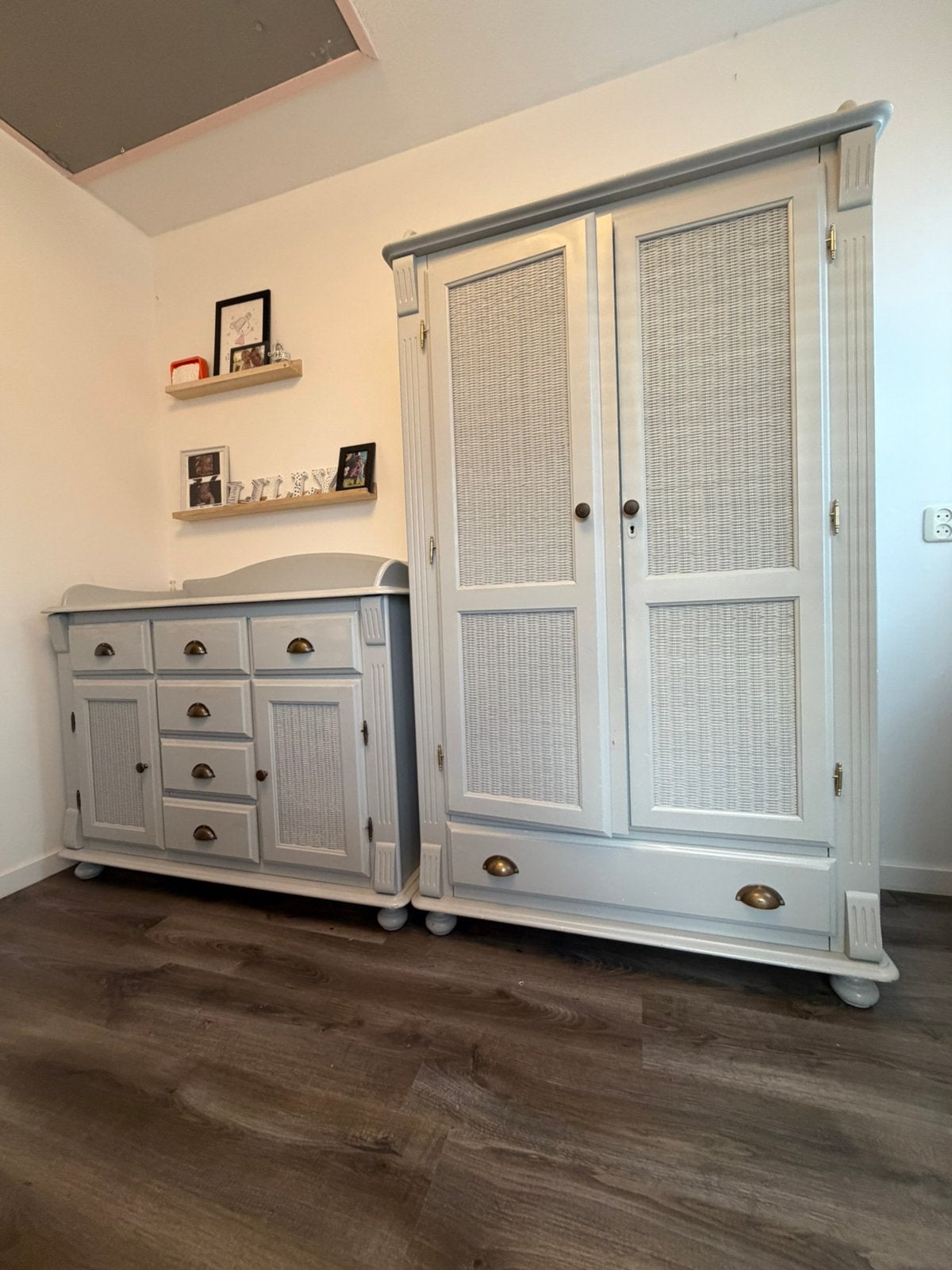 massief houten kinderkamer  Kledingkast & Commode rotan look, Ophalen, 50 tot 70 cm, 105 cm of meer, Opstaande rand