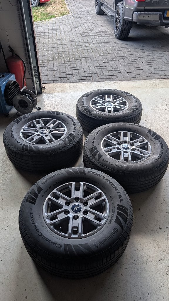 Banden en velgen set Ford Ranger 2023. 6x 139.7, Ophalen, Gebruikt, 255 mm, Velg(en)