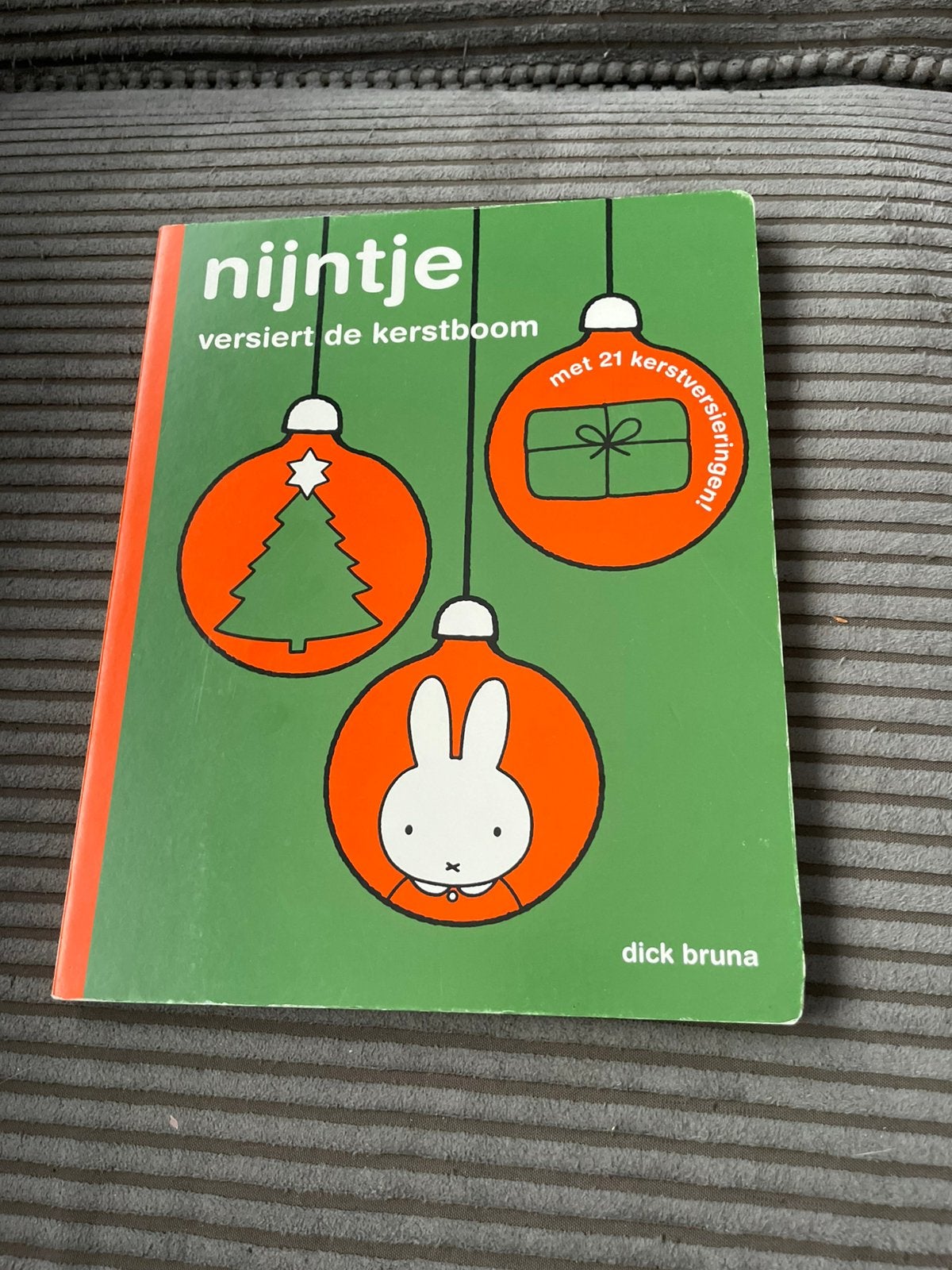 Dick Bruna nijntje versiert de kerstboom kartonnen boek, Non-fictie, Ophalen of Verzenden, Zo goed als nieuw, Dick Bruna