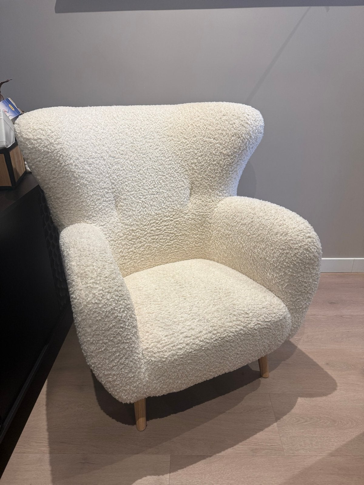 Witte teddy stoel - VILDSUND fauteuil off-white, Huis en Inrichting, Ophalen, Zo goed als nieuw, Stof, 75 tot 100 cm