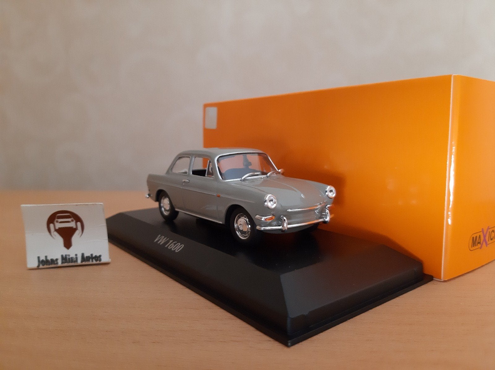 Volkswagen 1600 beige/grijs 1966 van Maxichamps 1:43, Overige merken, Auto, Nieuw, Ophalen of Verzenden