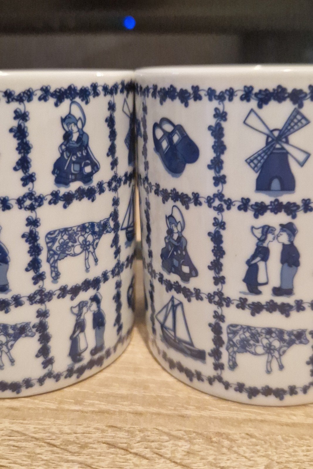Set van 2 Delftsblauwe mokken met Hollandse taferelen, Keramiek, Zo goed als nieuw, Delftsblauw, Mok