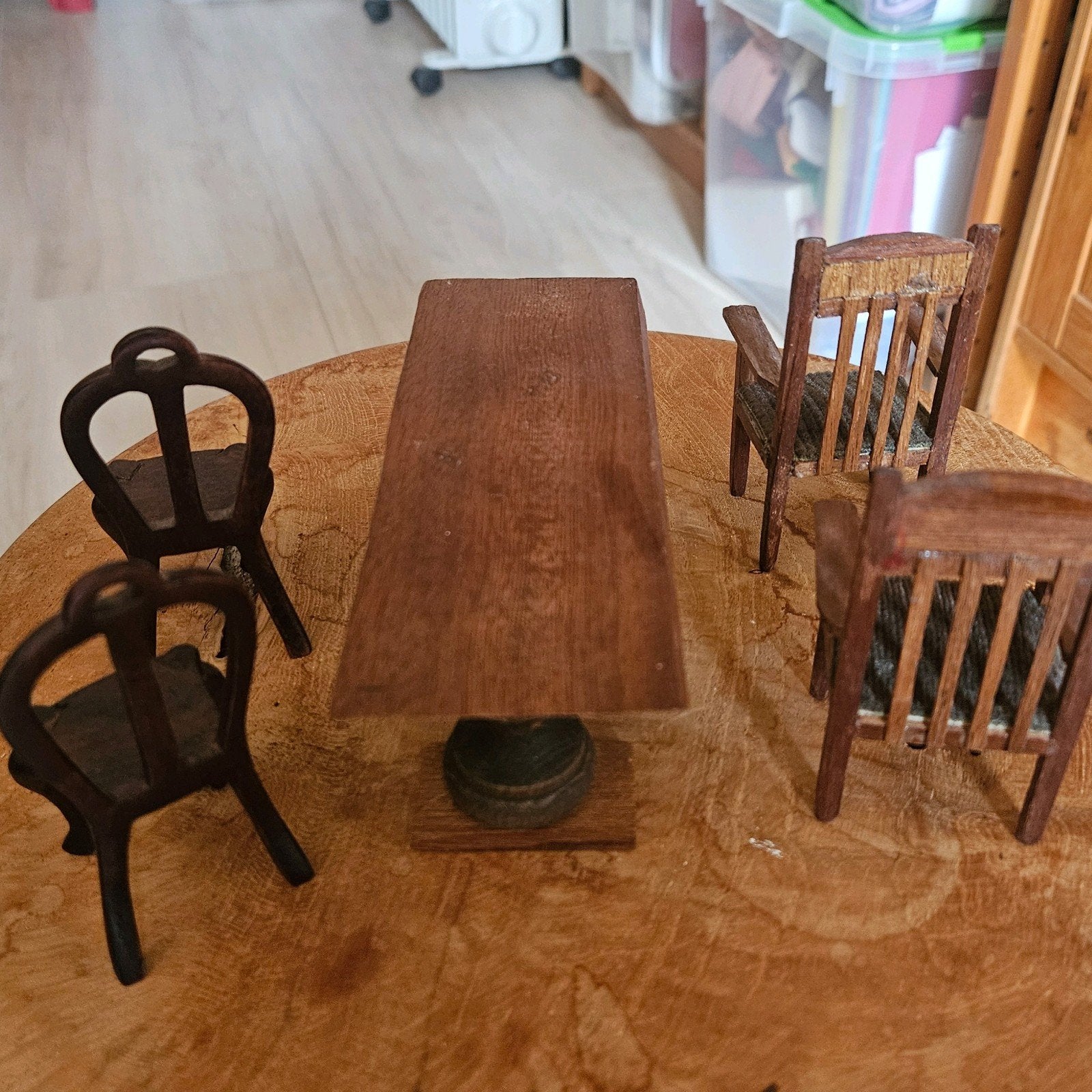 Tafel en 4 stoeltjes poppenhuis, Ophalen of Verzenden