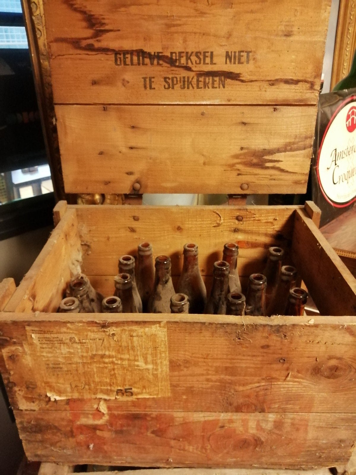 ZEER OUD KRAT MET OUDE FLESSEN IN MOOIE GELEEFDE STAAT.
Leuk, Antiek en Kunst, Ophalen
