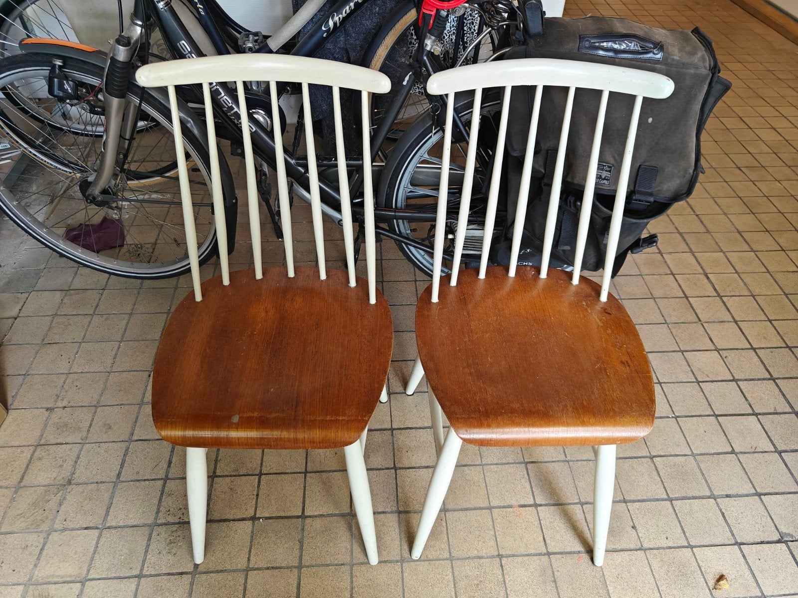 Set van 2 Vintage Scandinavische Stoelen - Wit/Hout, Gebruikt, Twee, Wit, Ophalen of Verzenden