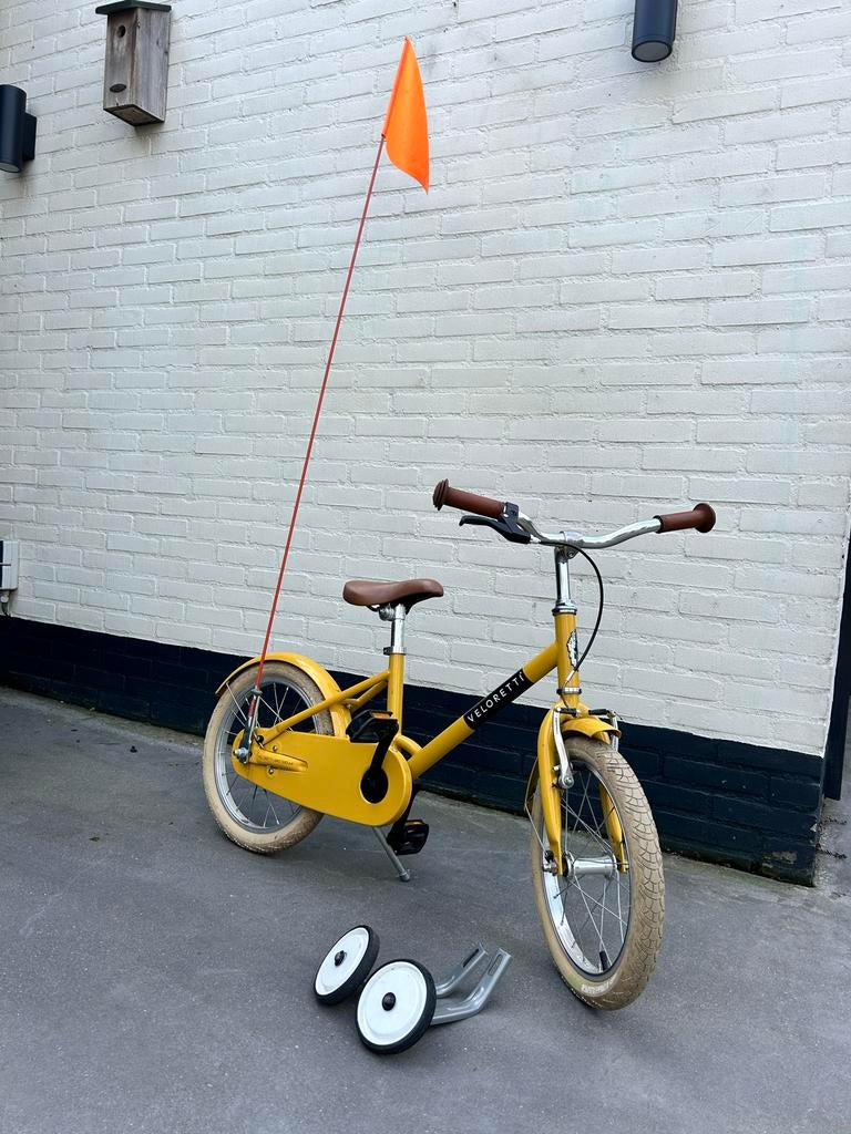 Gele Veloretti Maxi kinderfiets met zijwieltjes en vlag, Ophalen, Gebruikt, 16 tot 20 inch, Zijwieltjes